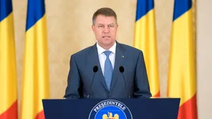 Iohannis a atacat la CCR legea care stabileşte că aleşii locali condamnaţi cu suspendare nu-şi pierd mandatul
