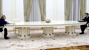 „Masa lui Putin”, la liber pentru clienţii ruşi. Războiul n-a oprit exportul de mobilier artizanal
