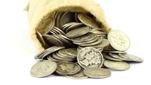 Preţul argintului a scăzut cu 7%, la cel mai redus nivel din 2010, în paralel cu declinul aurului