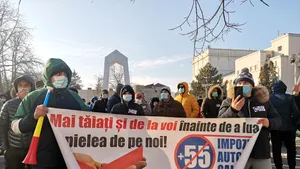 Majorarea impozitului auto cu 50% i-a scos pe gălăţeni în stradă. Zeci de oameni protestează în faţa primăriei
