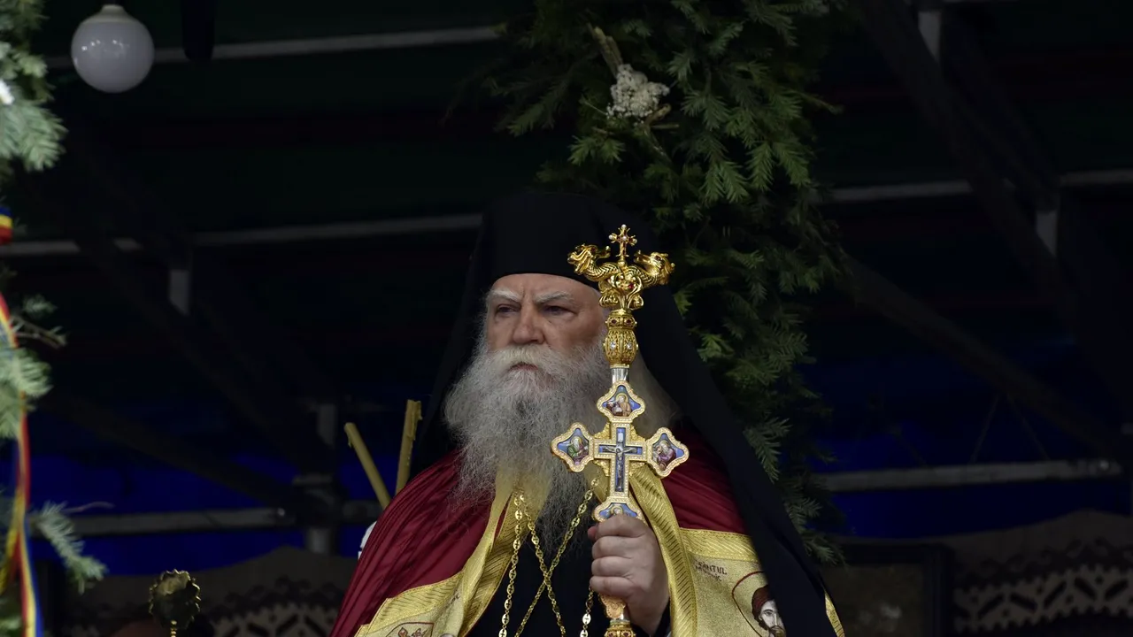 COMENTARIU Sorin Avram: Arhiepiscopul Sucevei şi Rădăuţilor, ÎPS Calinic, se ”împiedică” de baldachinul dintr-un monument UNESCO şi vrea să-l vadă mutat 