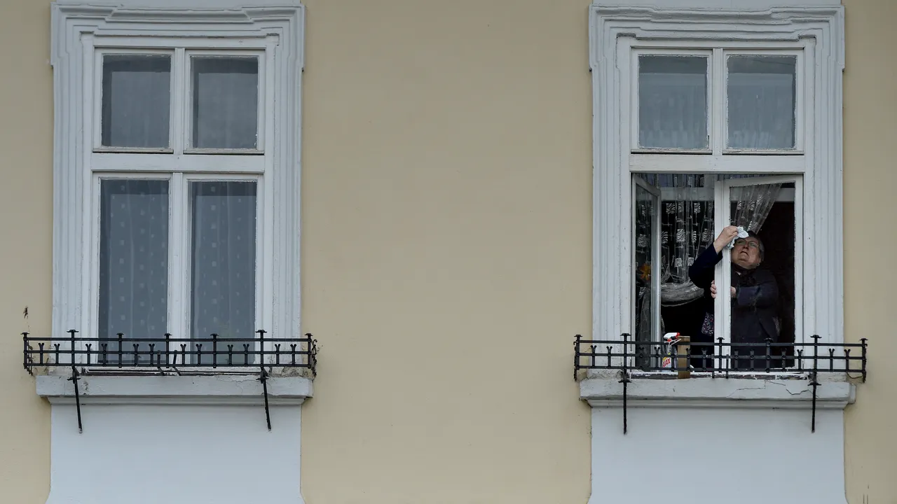 Ajutor pentru români: Din 2025 statul vrea să finanţeze schimbarea geamurilor vechi prin programul 