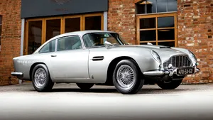 O maşină Aston Martin DB5, din filmele cu James Bond, vândută pentru o sumă URIAŞĂ | VIDEO