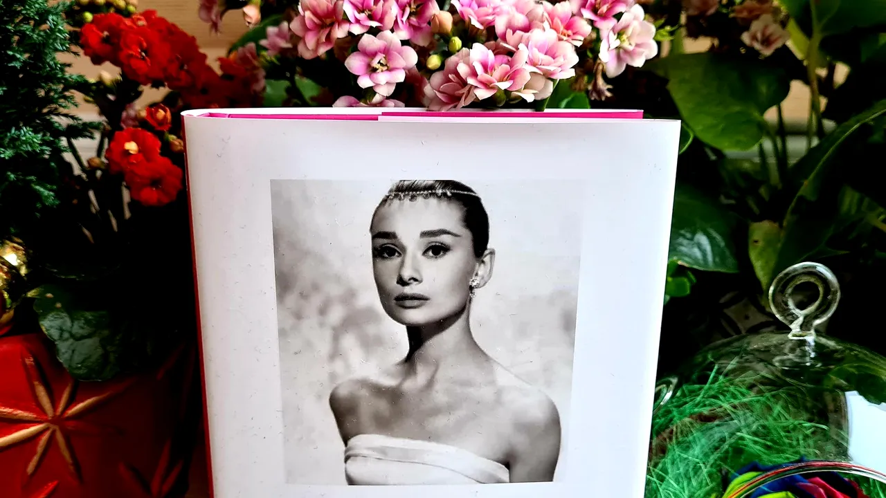 O carte pe zi: „Micul ghid al stilului: Audrey Hepburn” de Caroline Jones