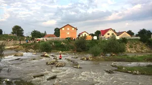 O fetiţă de 3 ani, căutată de pompieri după ce ar fi căzut în râul Cracău, din Neamţ