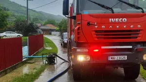 O școală din județul Buzău a fost inundată. Activitatea didactică a fost suspendată, 60 de elevi au fost evacuați