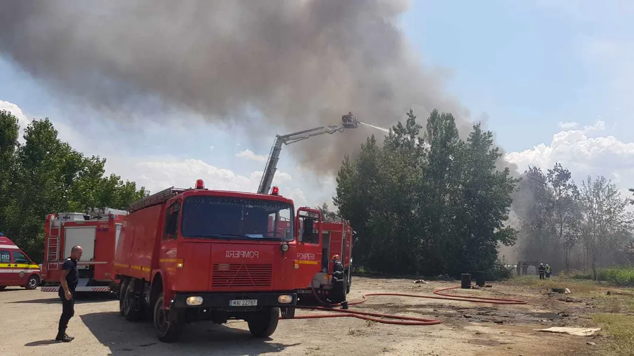Incendiu puternic la un depozit din Sectorul 1. Degajări mari de fum pe o suprafaţă de 1000 de metri pătraţi