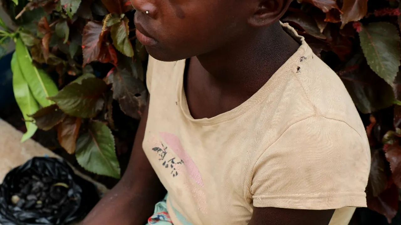 Chipul real al ciocolatei „etice” - farsa unei industrii de miliarde / Copii de cinci ani, exploatați pe plantațiile de cacao sau când suferința nu intră în prețul ciocolatei