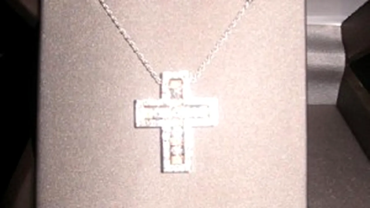 Gwyneth Paltrow’s Necklace, Demi Moore’s Bag To Be Auctioned Off For Charity In Bucharest