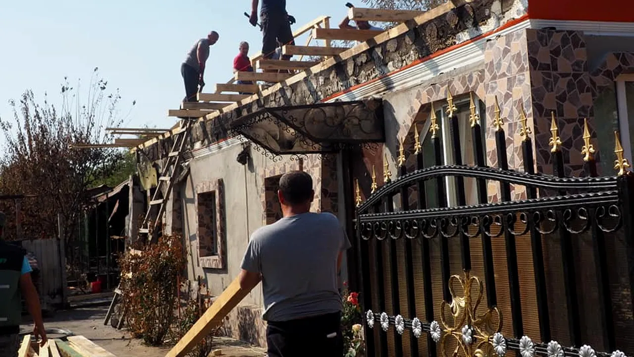 Mobilizare de forţe: Pompieri şi voluntari reconstruiesc casa unei fete de 7 ani care a fost distrusă într-un incendiu - FOTO