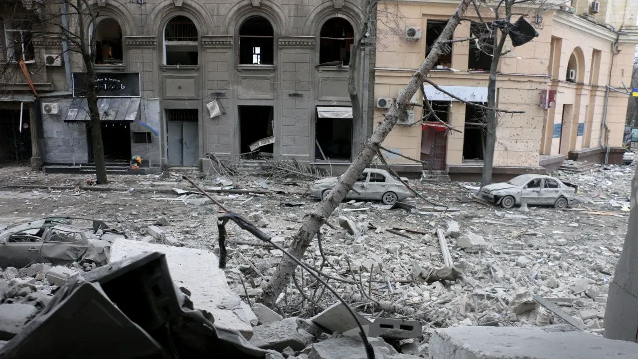 A opta zi de război. Mai multe oraşe ucrainene au fost bombardate. Armata rusă avansează în teritoriu, în pofida rezistenţei întâmpinate. Negocierile s-au încheiat, fără un rezultat dorit de partea ucraineană