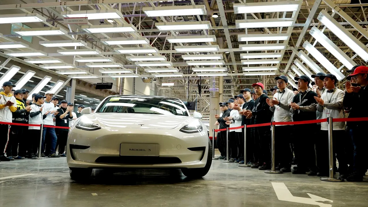 Tesla recheamă în service peste 285.000 de maşini produse sau importate în China