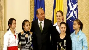 Băsescu a decorat gimnastele din lotul naţional