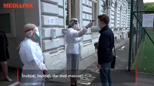 Elevii din anii terminali care s-au întors la şcoală au fost aşteptaţi cu măşti şi termometre