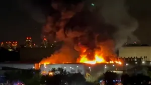 Incendiu uriaș la un service Jaguar Land Rover din Londra. 100 de pompieri au fost mobilizați