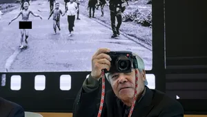 Una dintre cele mai tulburătoare fotografii din istorie, dăruită Papei Francisc 