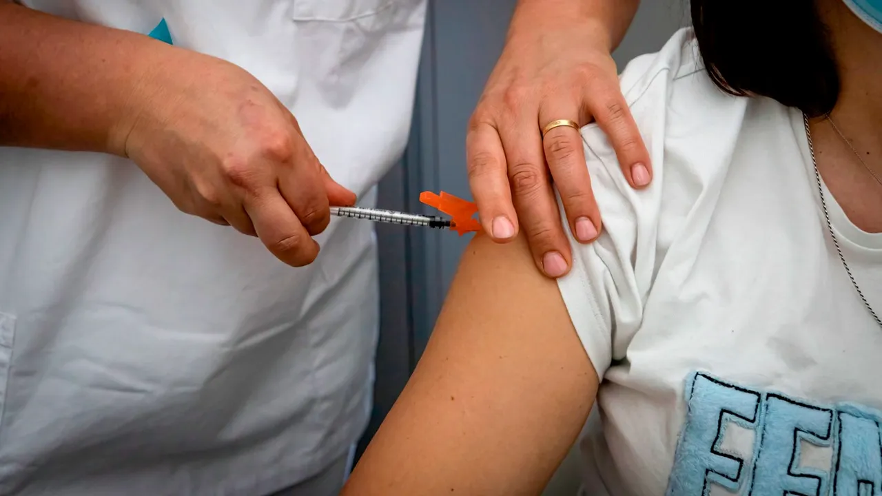 Situaţie îngrijorătoare. MedLife: Intenţia de vaccinare în România este mult sub valorile la care era estimată iniţial