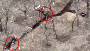 Rezistenţa eroică a soldatului ucrainean: singur în tranşee, înconjurat de ruşii care îi aruncă grenade
