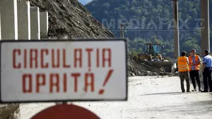 Circulaţia pe DN 10 Buzău-Braşov, închisă din cauza alunecărilor de teren produse în urma ploilor