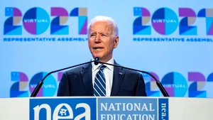 Preşedintele Joe Biden vrea să acorde stimulente financiare profesorilor. ”Merită mai mult decât laude”
