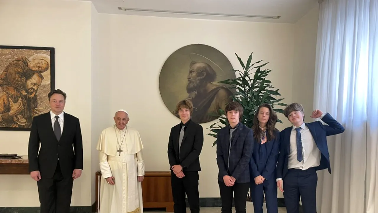 Elon Musk rupe tăcerea pe Twitter după nouă zile şi postează o fotografie cu Papa Francisc