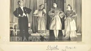 Fotografii rare cu regina Elizabeth a II-a, datând din al Doilea Război Mondial, scoase la licitaţie - FOTO
