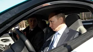 Putin a testat un nou automobil hibrid rusesc, până la reşedinţa lui Medvedev