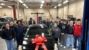 Fapte bune: Elevii unui liceu repară mașini și le donează mamelor singure: „Chiar schimbați lumea”