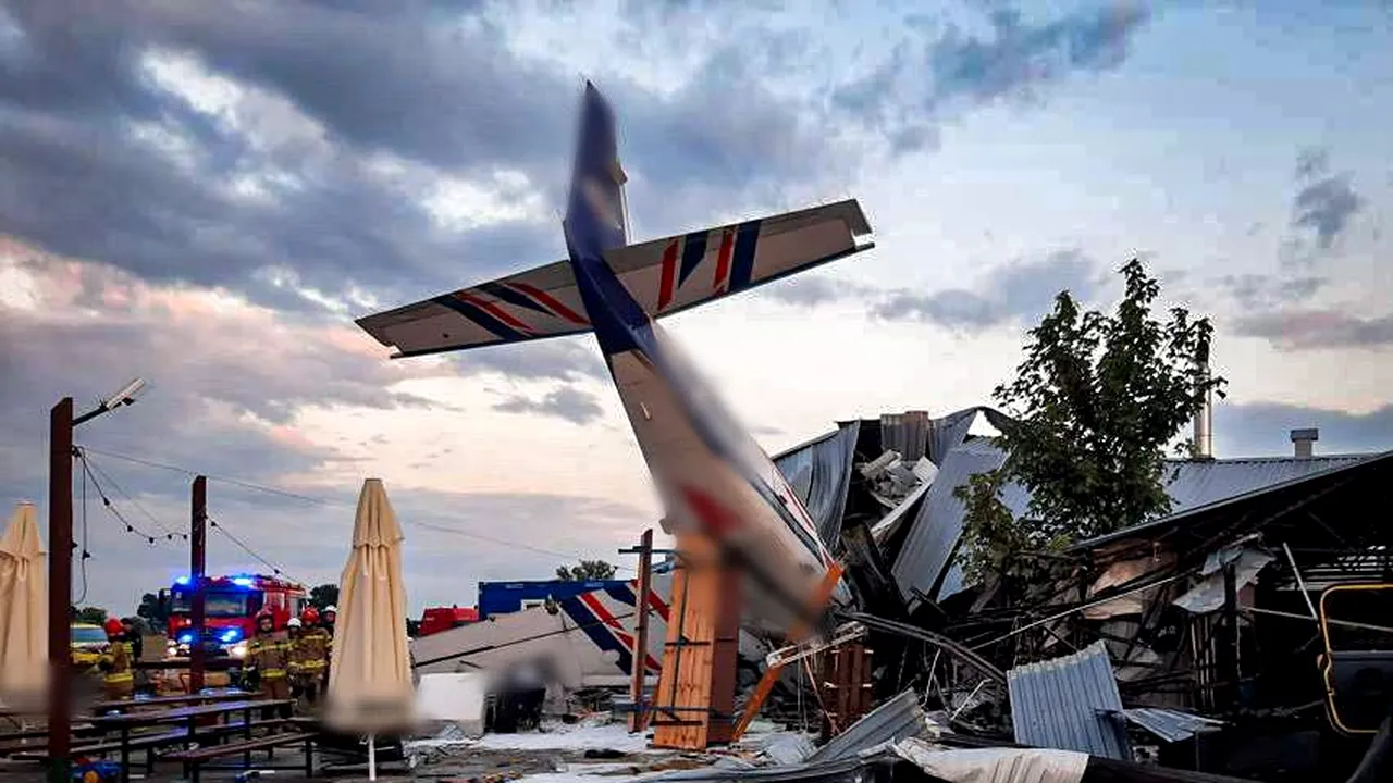 Accident aviatic în Polonia: un avion de mici dimensiuni s-a prăbuşit peste un hangar