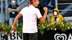 Italianul Lorenzo Sonego l-a eliminat pe Dominic Thiem de la Roma, după un „maraton” de peste 3 ore