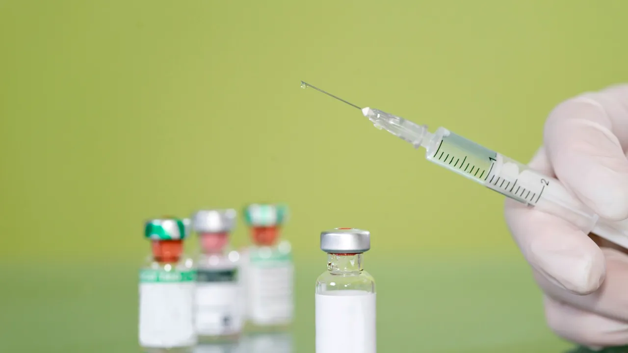 Vaccinul Pfizer vs. vaccinul Moderna: Asemănări şi deosebiri între cele două seruri anti COVID-19