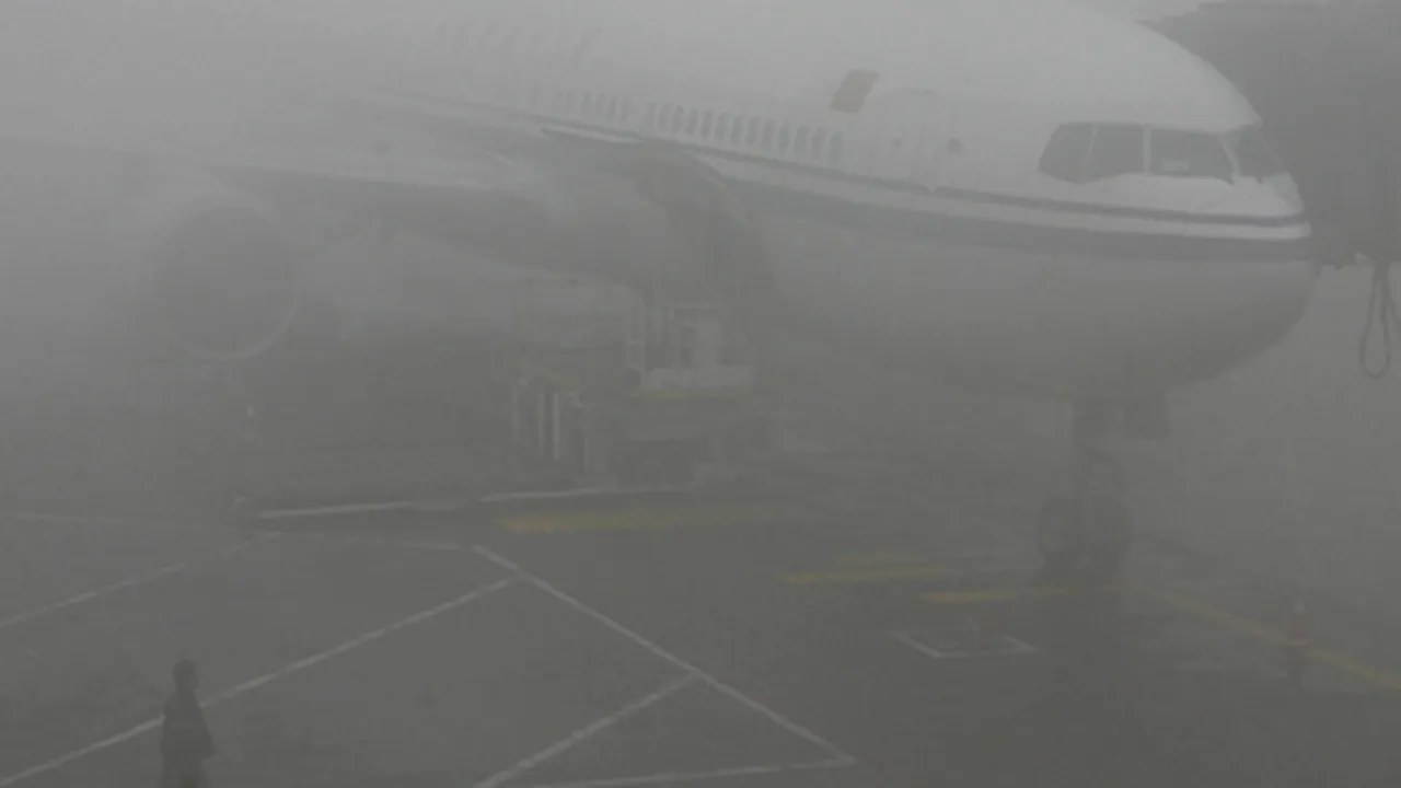 Trei curse aeriene operate pe Aeroportul Internaţional Cluj-Napoca, amânate din cauza ceţii