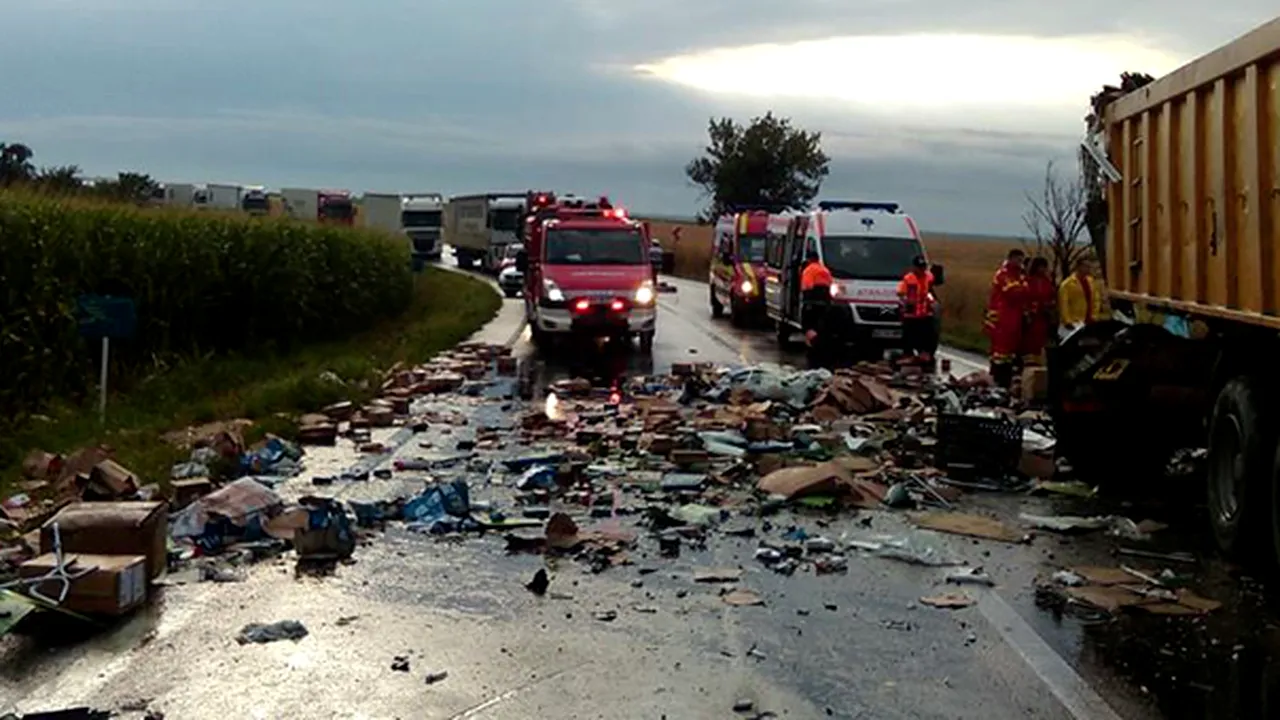 ACCIDENT în Arad: DN7, blocat după ce un TIR şi o autobasculantă s-au ciocnit. Unul dintre şoferi a murit - FOTO