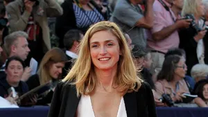 Actriţa Julie Gayet se bucură de aceeaşi protecţie ca orice primă doamnă a Franţei
