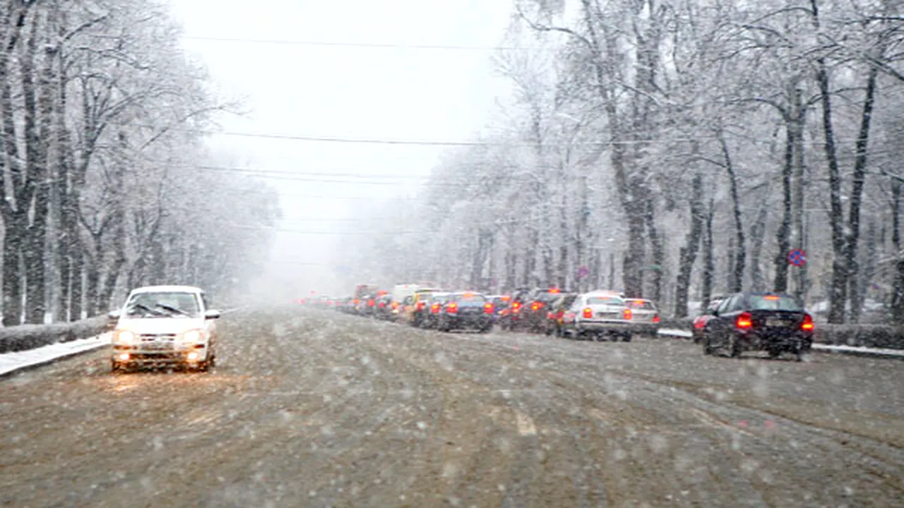Ninsoarea de martie încurcă traficul din Capitală