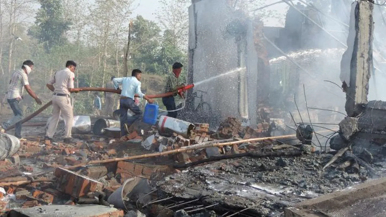 EXPLOZII la o fabrică de artificii din India: Cel puţin 23 de oameni au murit 