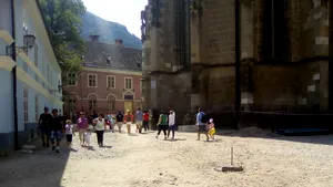 Biserica Neagră, cel mai vizitat obiectiv din Braşov, are nevoie de lucrări urgente de reabilitare. Zona din jurul ei seamănă mai mult cu o uliţă dintr-un sat uitat de lume | FOTO