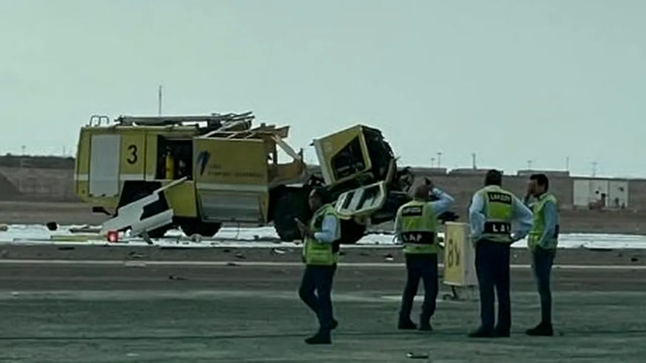 Un avion s-a prăbuşit peste un camion, în timp ce decola din Peru. Doi pompieri au decedat
