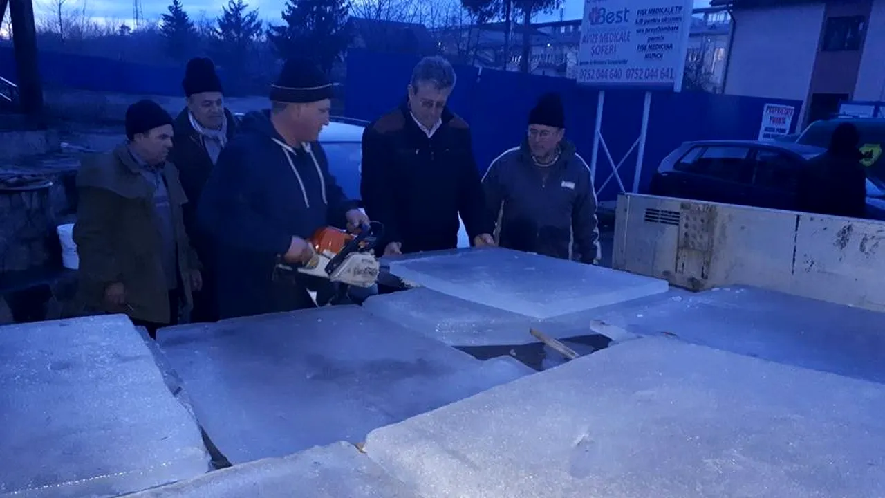 Gheaţă de la Lacul Roşu, adusă de pompierii voluntari pentru crucea de Bobotează din Suceava