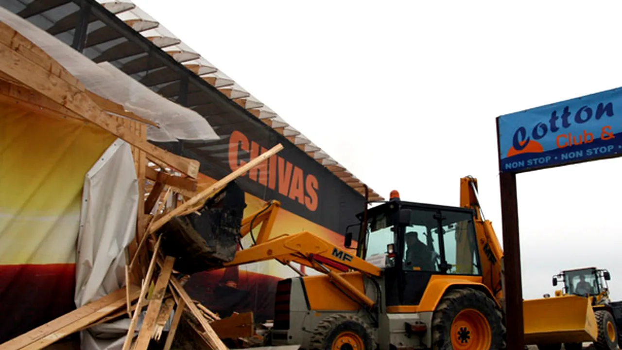 A început demolarea chioşcurilor amplasate ilegal pe plajă