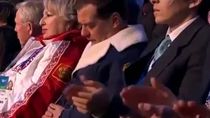 Dmitri Medvedev ar fi aţipit în timpul ceremoniei de deschidere a Jocurilor Olimpice de la Soci. Cum a fost ironizat premierul rus - VIDEO