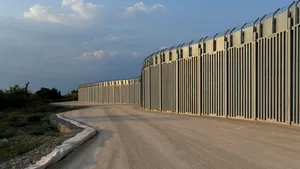 Pregătiri pentru o nouă criză a migraţiei. Grecia a ridicat un zid înalt la graniţa cu Turcia pentru a împiedica pătrunderea imigranţilor afgani