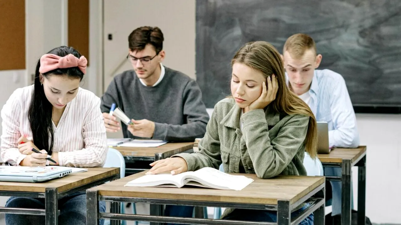 Guvernul dă câte 2.000-5.000 lei elevilor cu media 10 la examene