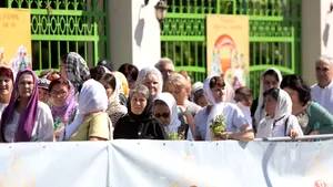 Pelerinajul la moaștele Sfântului Dimitrie cel Nou: credincioșii așteaptă la rând pe dealul Mitropoliei
