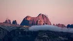 Fenomen spectaculos. Munții Dolomiți se colorează în nuanțe roz, portocalii și roșii