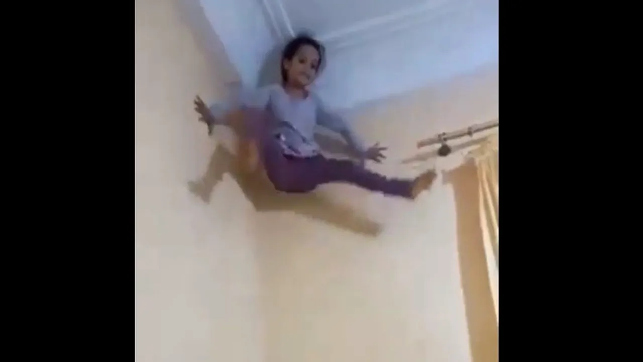 Fata lui Spiderman. Cum reuşeşte să se urce pe pereţi? Video viral 