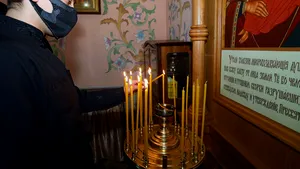 Fără tradiţii, slujbe şi mese în familie. Ce spun românii despre cel mai neobişnuit Paşte din istorie!