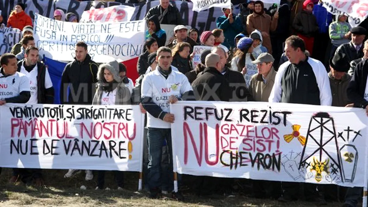 Noi PROTESTE la Pungeşti: Aproximativ 200 de oameni s-au adunat în zona în care Chevron are teren