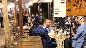 Premierul Orban, la plimbare prin Centrul Vechi: „Merg la redeschiderea terasei unui amic”. Cu cine a luat masa