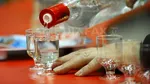 Declin istoric pentru producția de vodcă în Rusia, dar asta nu înseamnă că rușii beau mai puțin! Paradoxal, sancțiunile occidentale și creșterea prețurilor la alcool nu descurajează și consumul